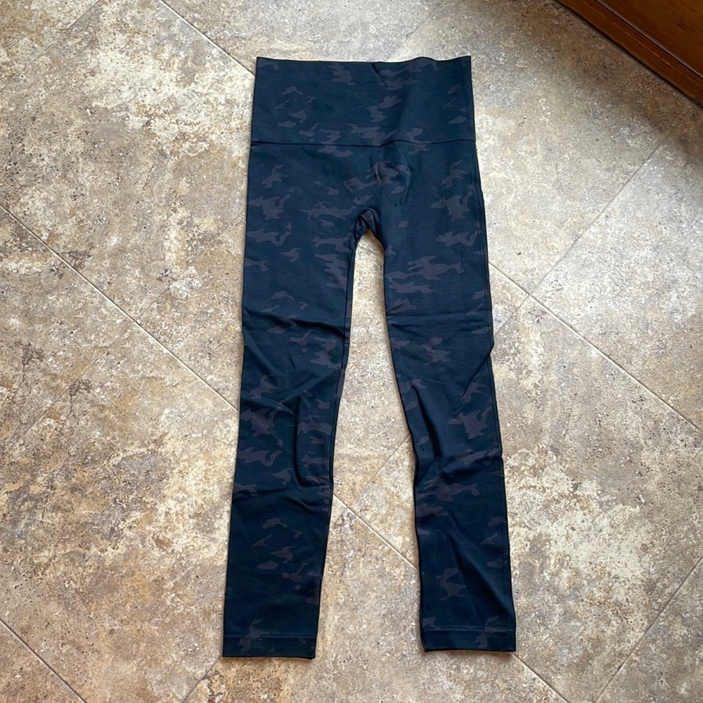 Women’s Bagatelle camo leggings size large - never worn!